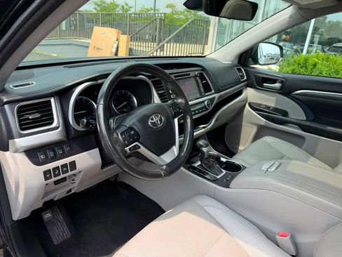 Used 2018 Toyota Highlander Limited Platinum AWD/4WD image 12