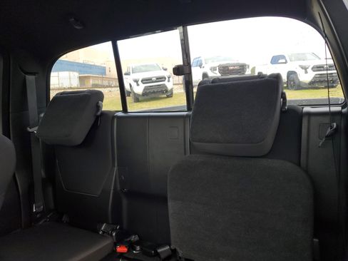 Used 2017 Toyota Tacoma TRD Sport w/ Premium & Technology Package image 12