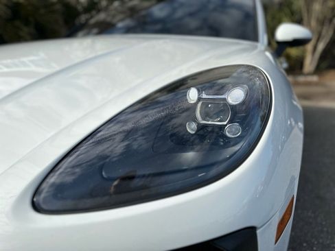 Used 2020 Porsche Macan w/ Driver Memory Package image 11