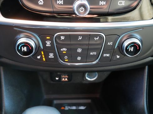 Used 2023 Chevrolet Traverse LT w/ LT Premium Package image 23