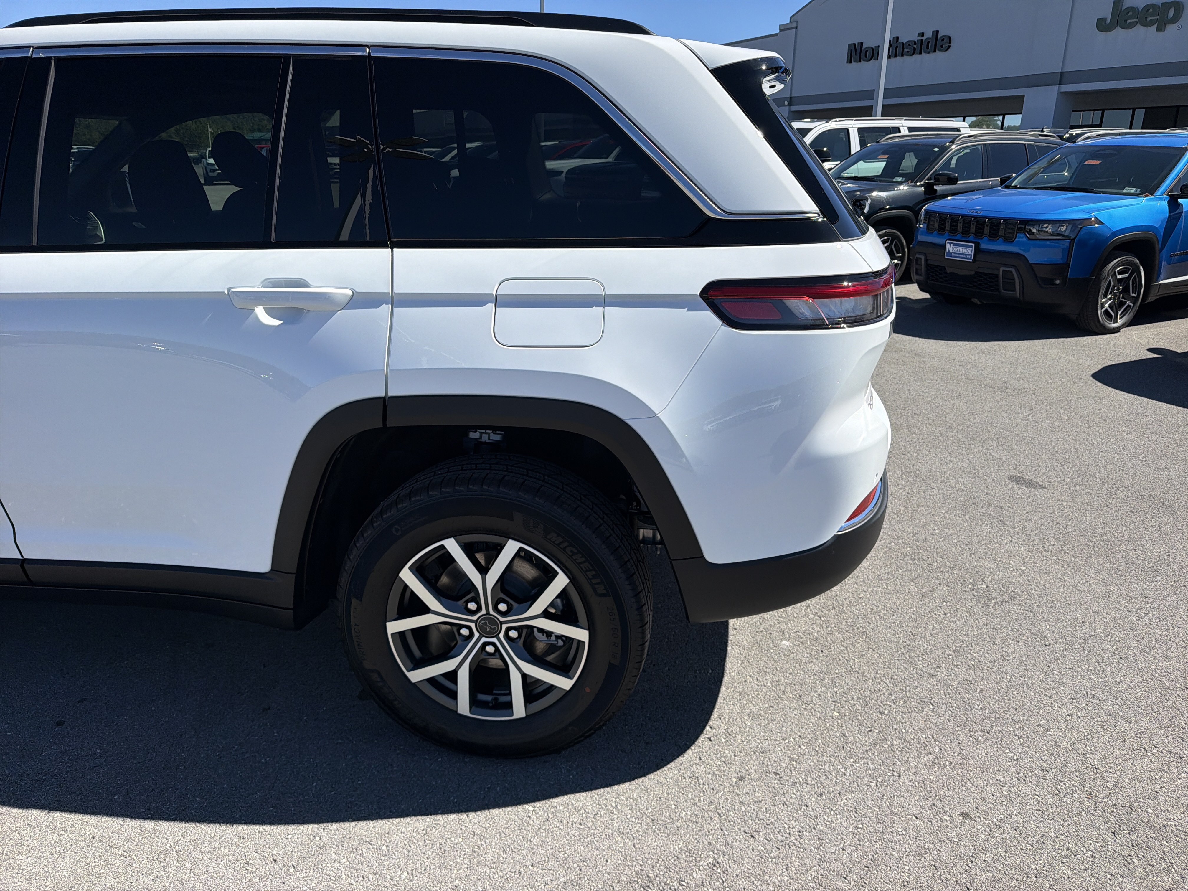 New 2027 Jeep Grand Cherokee Laredo X AWD/4WD image 9
