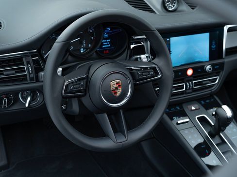 Certified 2024 Porsche Macan AWD/4WD image 16