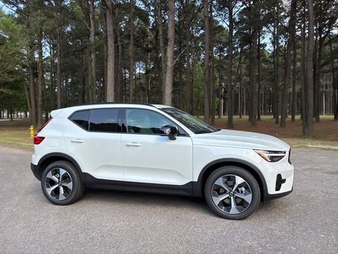 New 2026 Volvo XC40 B5 Plus w/ Protection Package Premier AWD/4WD image 5