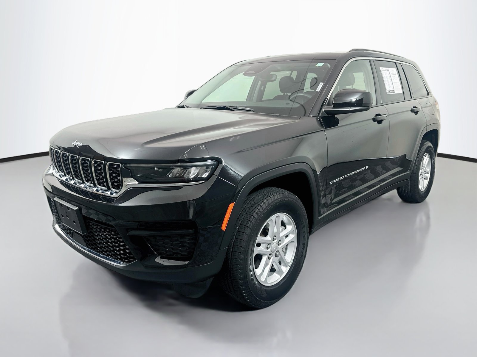 Used 2023 Jeep Grand Cherokee Laredo AWD/4WD image 3