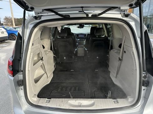 Used 2024 Chrysler Pacifica Touring-L image 10