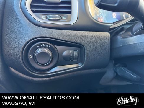 Used 2016 Jeep Renegade Sport w/ Power & Air Group image 18