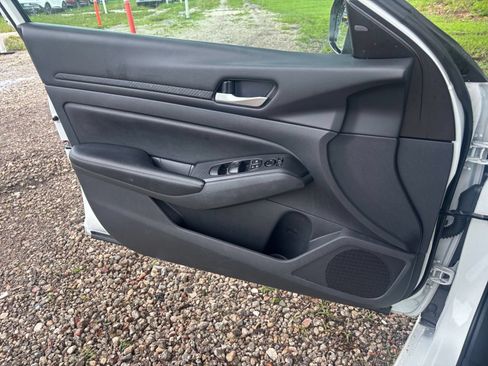 Used 2025 Nissan Altima 2.5 SV FWD image 15