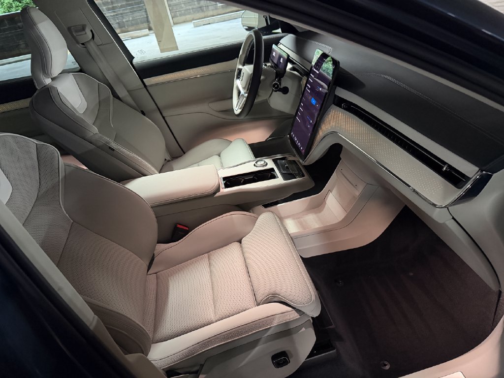 Certified 2025 Volvo EX90 Plus AWD/4WD image 24