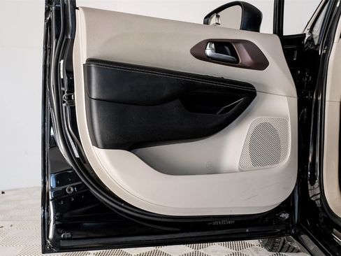 Used 2020 Chrysler Voyager Lxi image 43