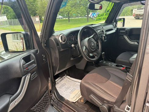 Used 2014 Jeep Wrangler Unlimited Sahara AWD/4WD image 13