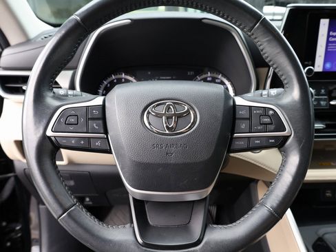 Used 2023 Toyota Highlander XLE image 32