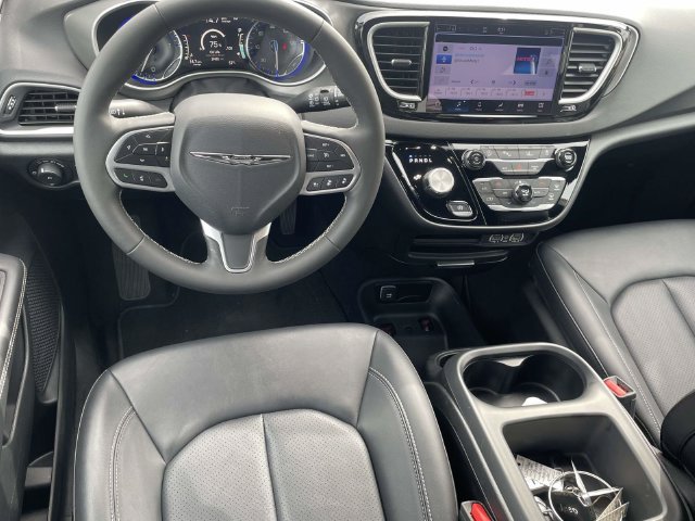 Used 2025 Chrysler Pacifica Select FWD image 13