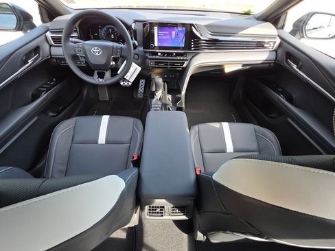 Used 2026 Toyota Camry SE w/ Convenience Package FWD image 4