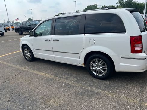 Used 2010 Chrysler Town & Country Limited w/ Entertainment Group #3 FWD image 11