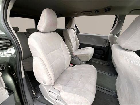 Used 2020 Toyota Sienna L image 25
