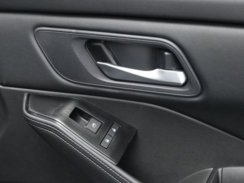 Used 2024 Nissan Rogue SV image 35