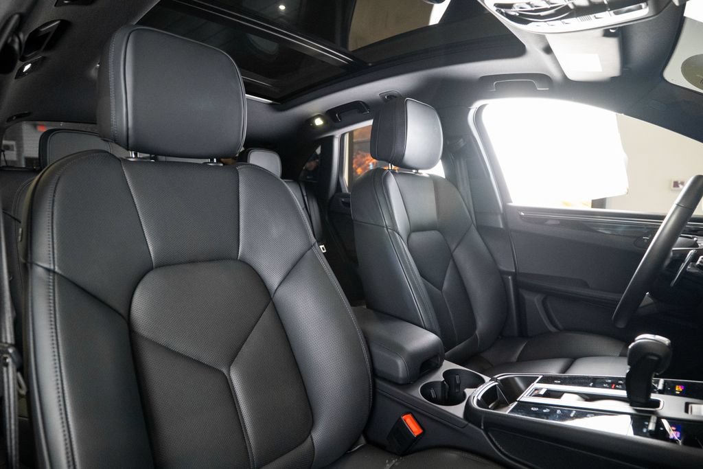Certified 2026 Porsche Macan AWD/4WD image 17