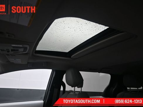 Used 2025 Toyota Sienna XLE FWD image 23