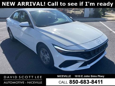 Used 2025 Hyundai Elantra SE FWD image 1