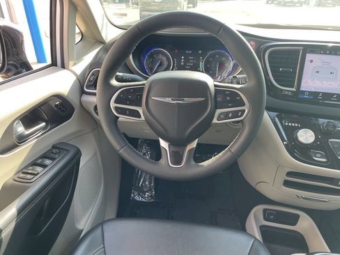 Used 2024 Chrysler Pacifica Touring-L FWD image 12