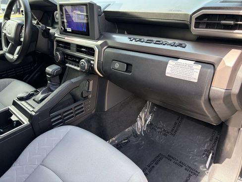Certified 2025 Toyota Tacoma SR5 AWD/4WD image 17