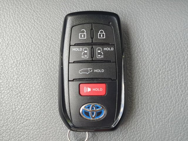Certified 2024 Toyota Sienna XLE FWD image 36