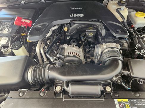 Used 2020 Jeep Wrangler Unlimited Sahara AWD/4WD image 34