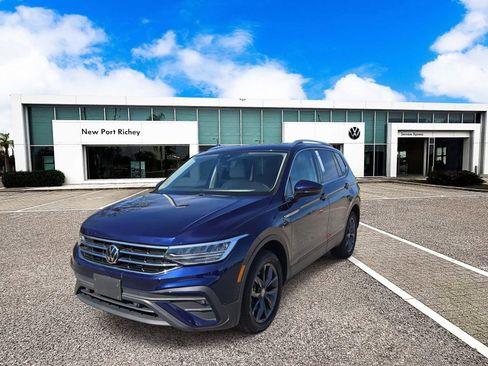 Used 2023 Volkswagen Tiguan SE w/ Panoramic Sunroof Package image 4