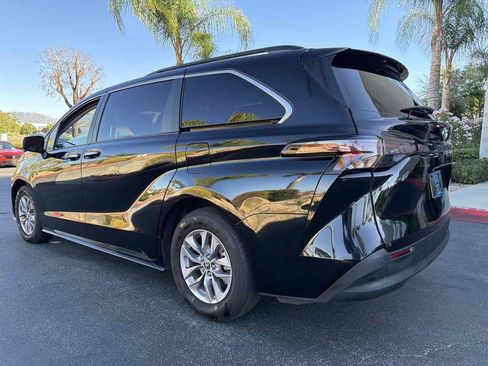 Used 2024 Toyota Sienna XLE FWD image 5