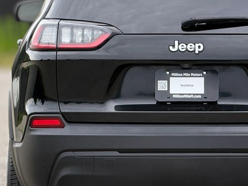 Used 2019 Jeep Cherokee Latitude w/ Popular Appearance Group FWD image 13