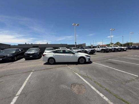 Used 2025 Nissan Altima 2.5 SV FWD image 12