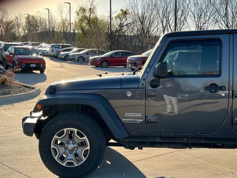 Used 2018 Jeep Wrangler Unlimited Sport S image 6