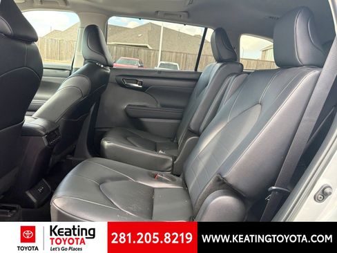 Used 2025 Toyota Highlander XLE FWD image 12