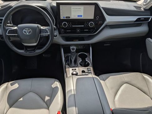 Used 2024 Toyota Highlander Platinum AWD/4WD image 11