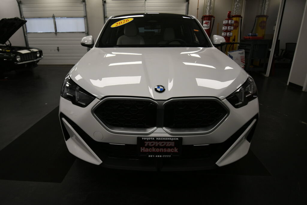 Used 2026 BMW X2 xDrive28i AWD/4WD image 2