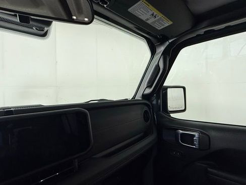 Used 2024 Jeep Gladiator Rubicon w/ Convenience Group image 12