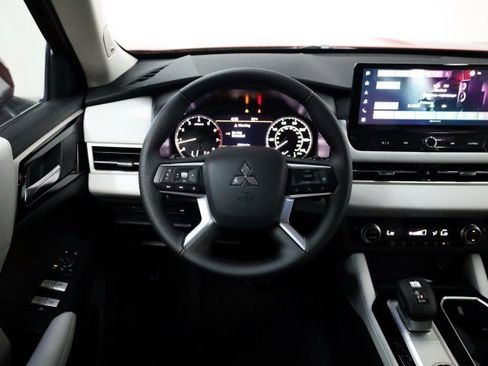 New 2025 Mitsubishi Outlander SE image 19
