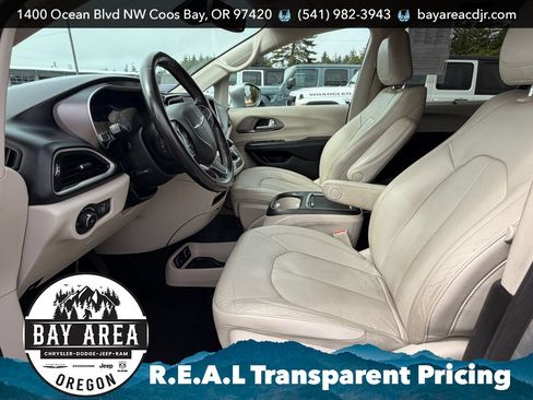 Used 2021 Chrysler Pacifica Touring-L FWD image 13
