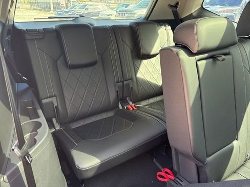 Used 2025 Volkswagen Atlas SEL Premium R-Line image 8