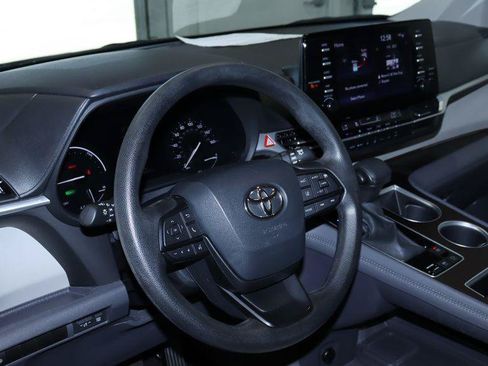 Used 2024 Toyota Sienna LE AWD/4WD image 21
