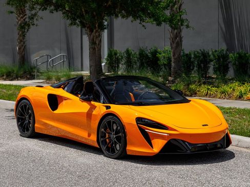 Used 2025 McLaren Artura Spider RWD image 6