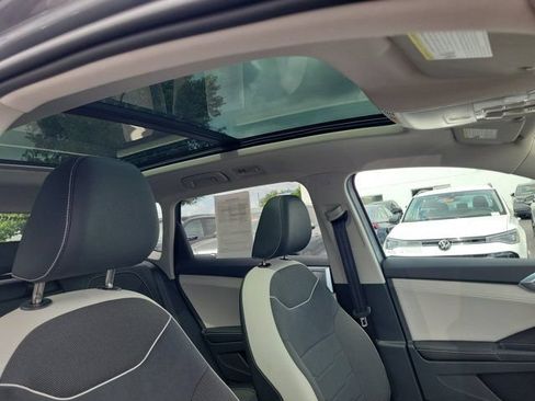 Used 2025 Volkswagen Taos SE w/ Panoramic Sunroof Package FWD image 9
