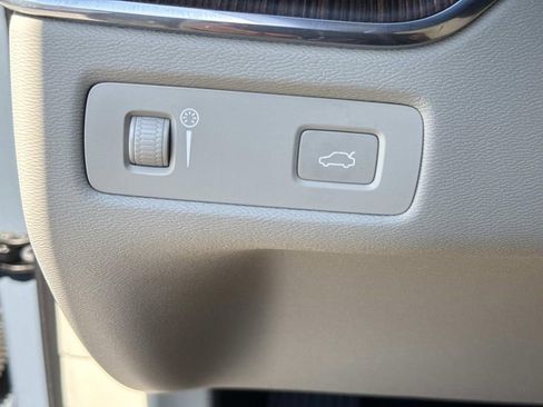 Used 2022 Volvo XC60 B5 Momentum w/ Climate Package image 45