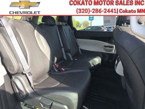 Used 2024 Kia Carnival EX FWD image 18