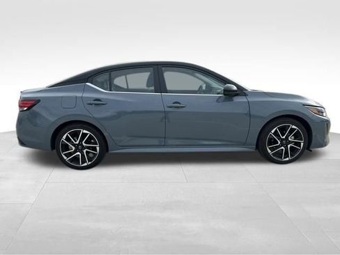 Used 2025 Nissan Sentra SR w/ SR Premium Package image 8