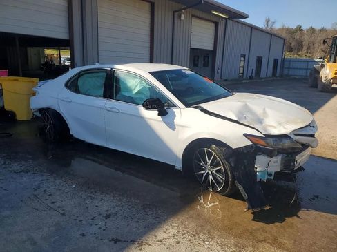 Used 2022 Toyota Camry SE FWD image 2