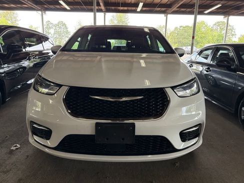 Used 2023 Chrysler Pacifica Touring-L FWD image 2