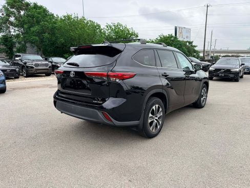 Used 2021 Toyota Highlander XLE AWD/4WD image 6