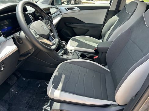 Used 2025 Volkswagen Taos SE FWD image 11