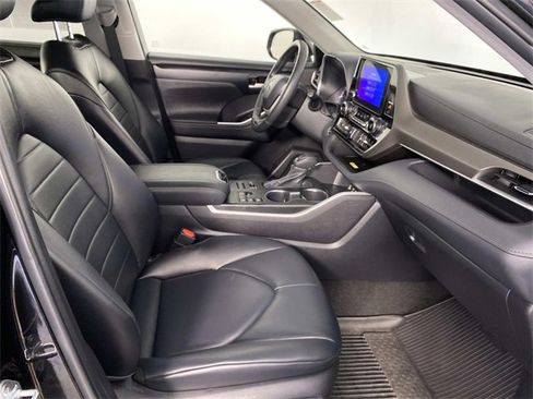 Used 2023 Toyota Highlander XLE image 11